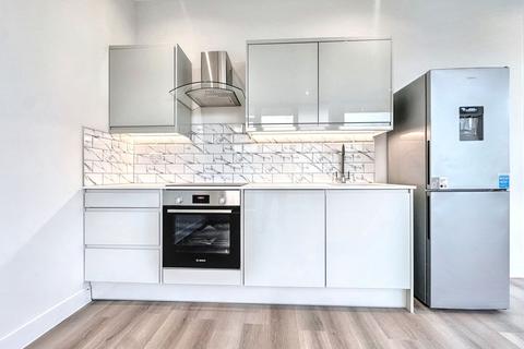 Studio to rent, Streamside House, Cowley Business Park, UB8