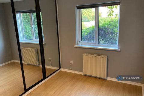 2 bedroom flat to rent, Oak Apple Court, London, SE12