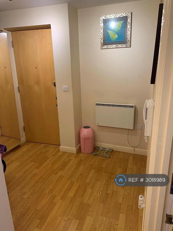 Apartment in Feltham - View 3