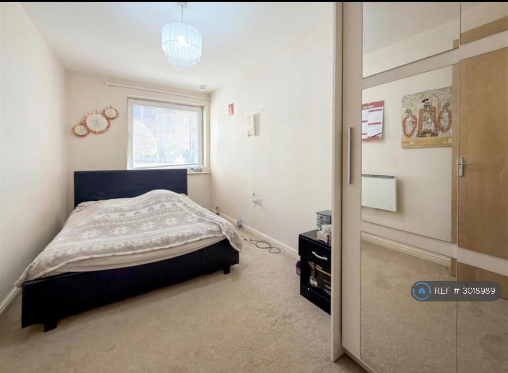 Apartment in Feltham - View 4