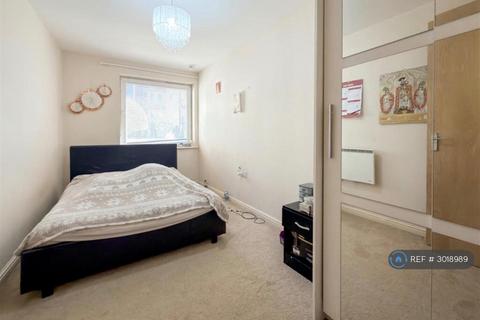 2 bedroom flat to rent, Berberis House, Feltham, TW13