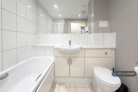 2 bedroom flat to rent, Berberis House, Feltham, TW13