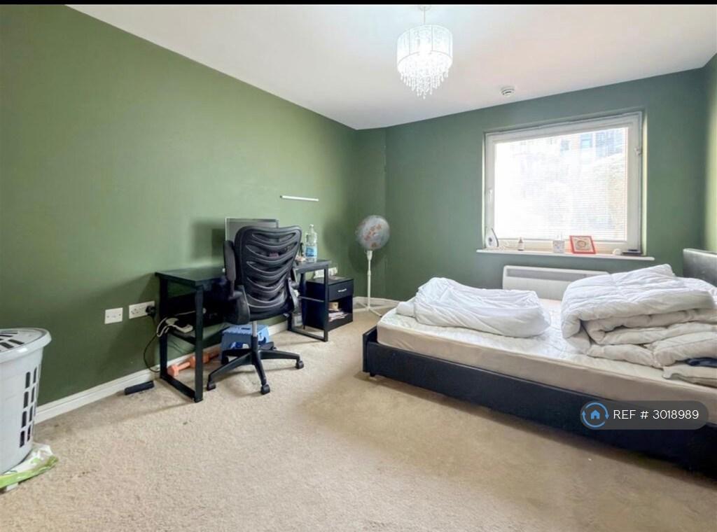 Apartment in Feltham - More