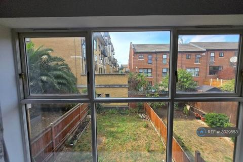 4 bedroom end of terrace house to rent, Constable Avenue, London, E16