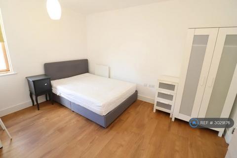 1 bedroom in a flat share to rent, Phoenix Heights Mastmaker Rd, London, E14
