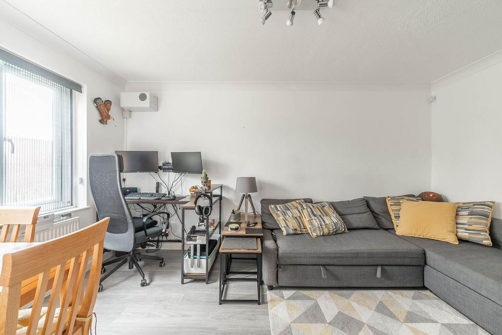 Apartment in Harrow - More