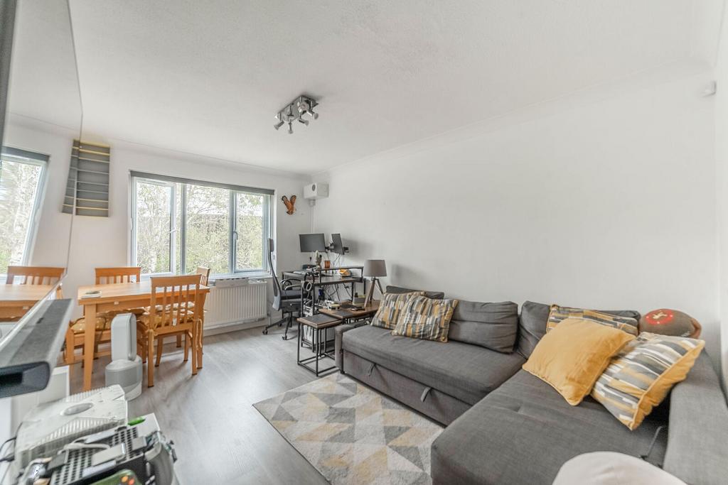 Apartment in Harrow - View 3