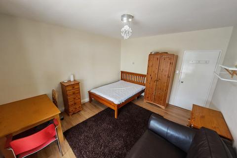 4 bedroom flat to rent, Leinster Gardens, London W2