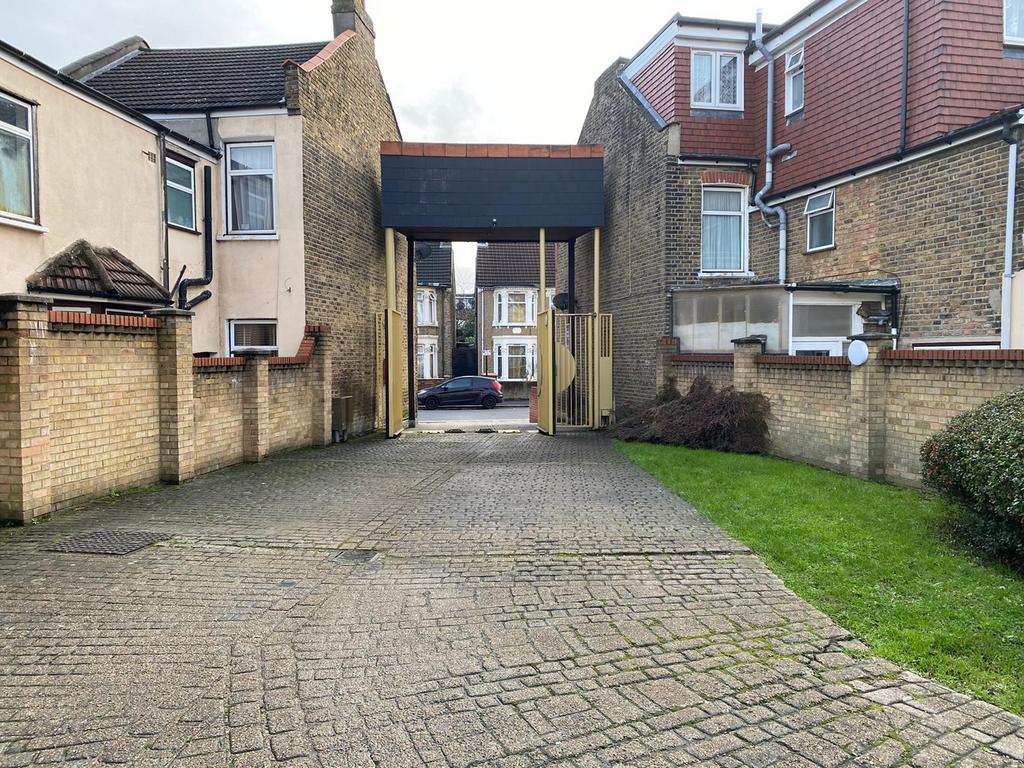 House in London - View 3
