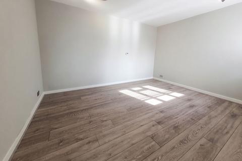 2 bedroom flat to rent, Field End Road, Pinner, HA5