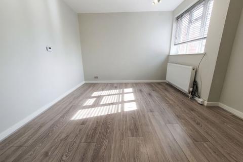 2 bedroom flat to rent, Field End Road, Pinner, HA5