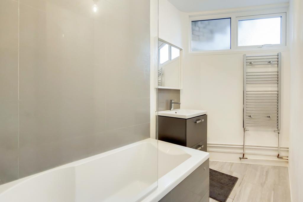 Apartment in Isleworth - More