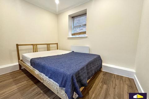 1 bedroom flat to rent, Beaumont House, Park Avenue, NW2