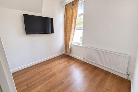 2 bedroom flat for sale, Dersingham Avenue, London, E12