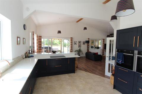 4 bedroom bungalow to rent, Lower Tale, Payhembury, Honiton