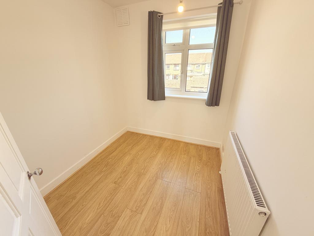 Apartment in Ilford - View 4