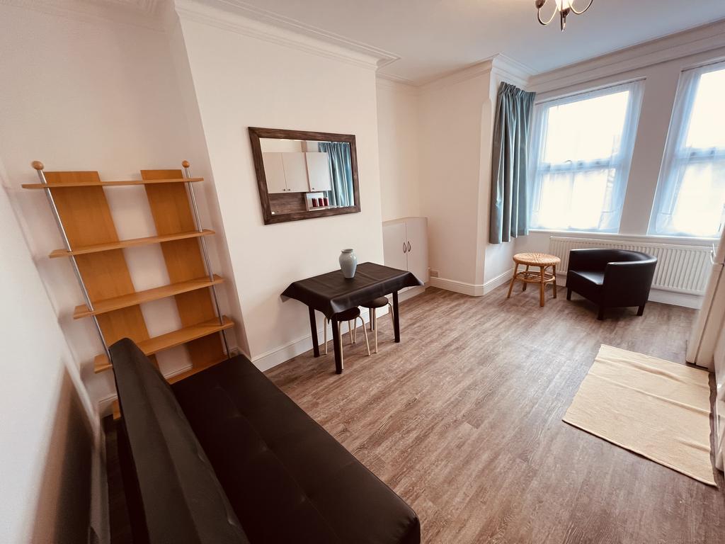 Apartment in Bounds Green - View 2