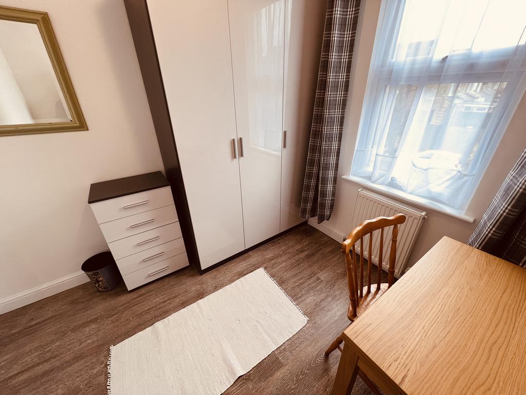 Apartment in Bounds Green - View 3