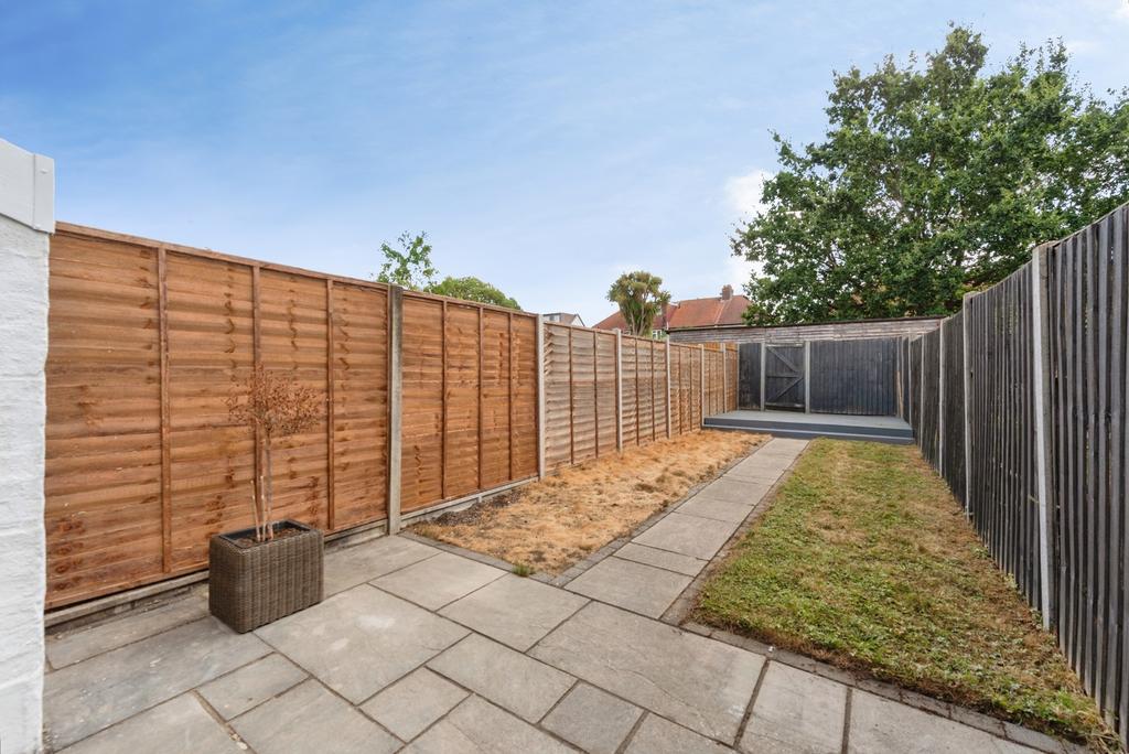 House in Worcester Park, The Hamptons - More