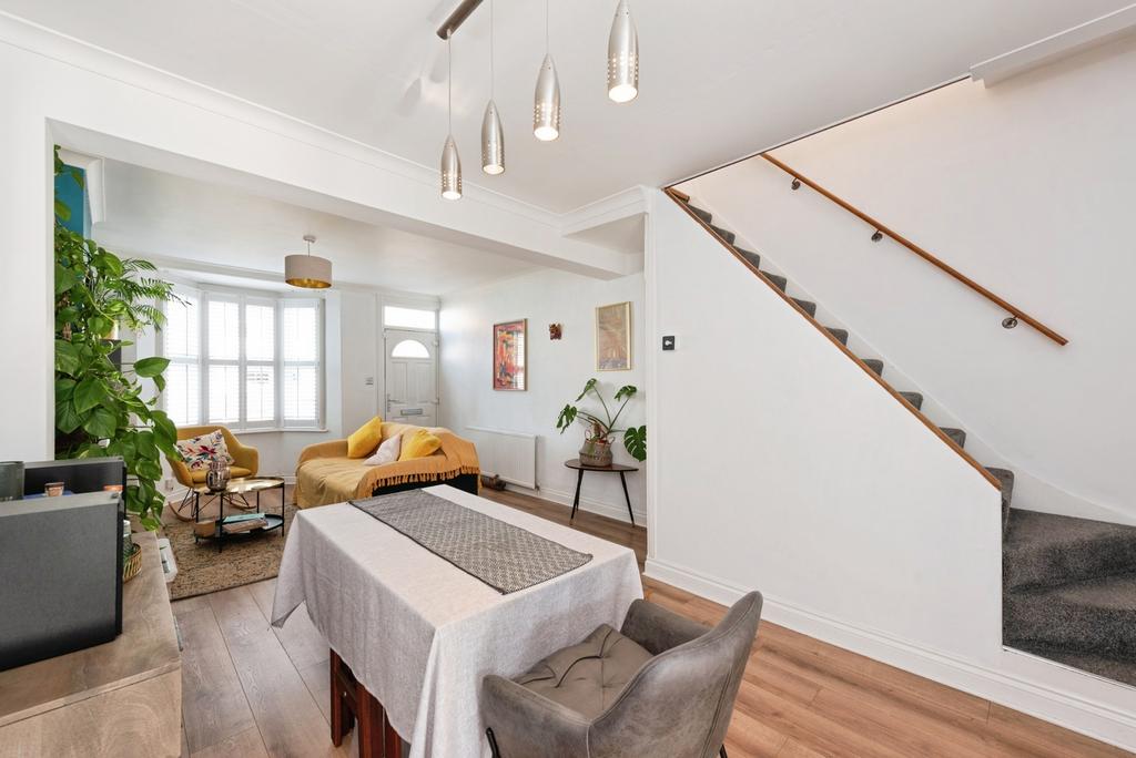 House in Worcester Park, The Hamptons - View 3