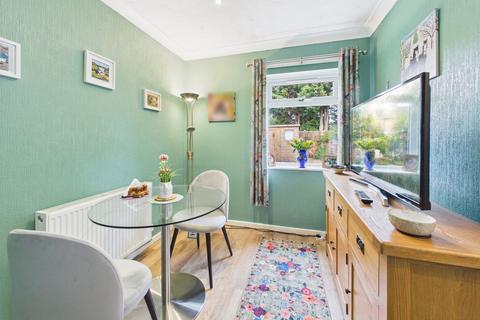 2 bedroom apartment for sale, Lea Crescent, Cottingham