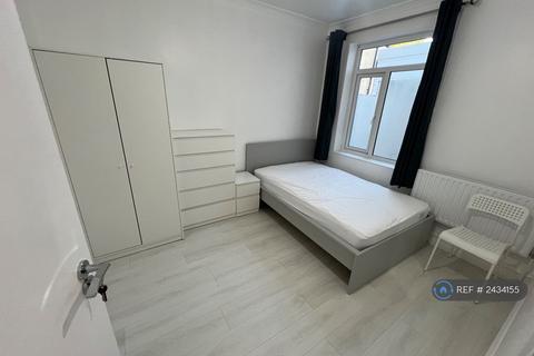 1 bedroom in a house share to rent, Boundary Road, Woking, GU21