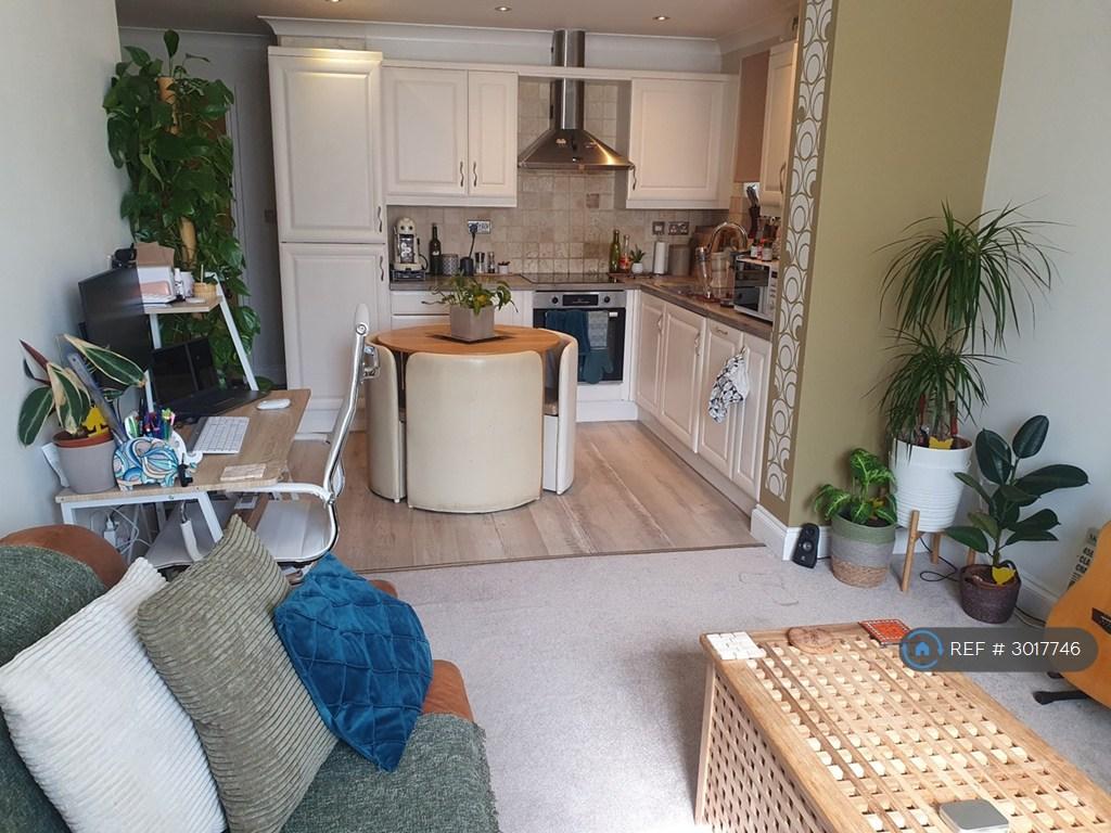 Apartment in Romford - View 3