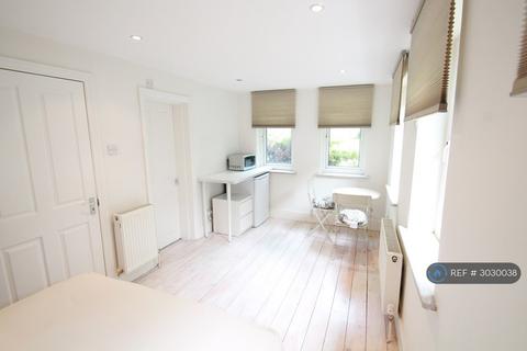 Studio to rent, Hale Lane, Mill Hill, NW7
