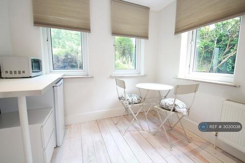 Studio to rent, Hale Lane, Mill Hill, NW7