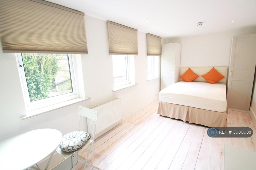 Apartment in Mill Hill - View 3