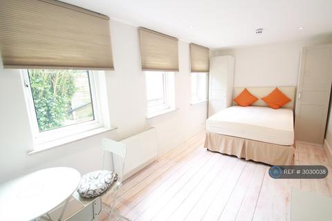 Studio to rent, Hale Lane, Mill Hill, NW7