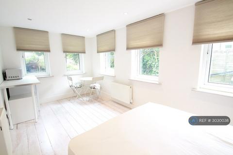 Studio to rent, Hale Lane, Mill Hill, NW7