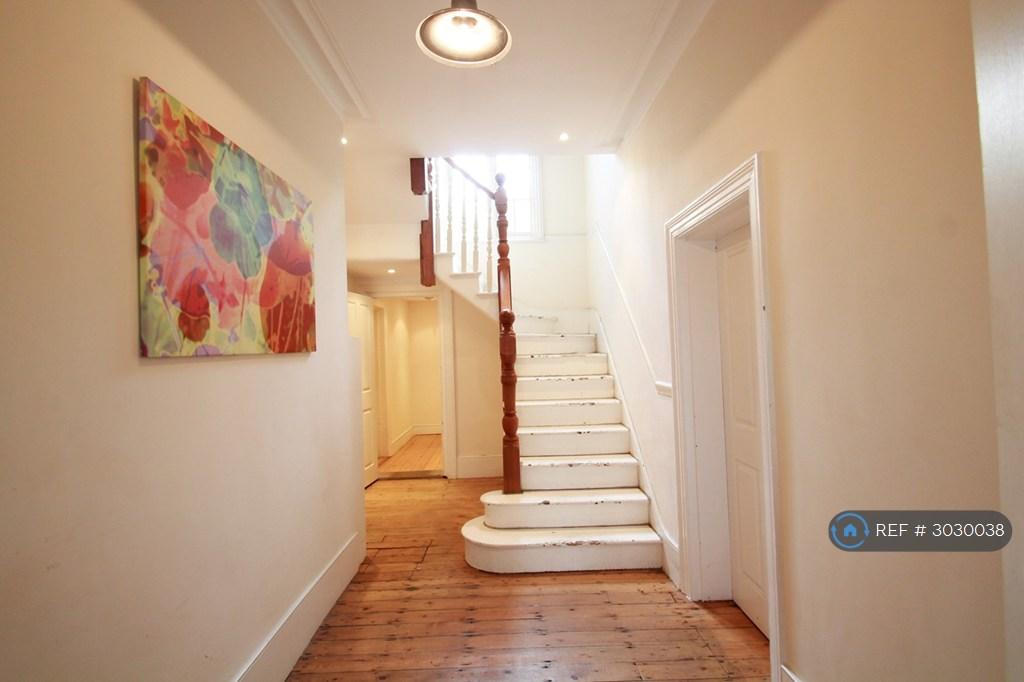 Apartment in Mill Hill - More