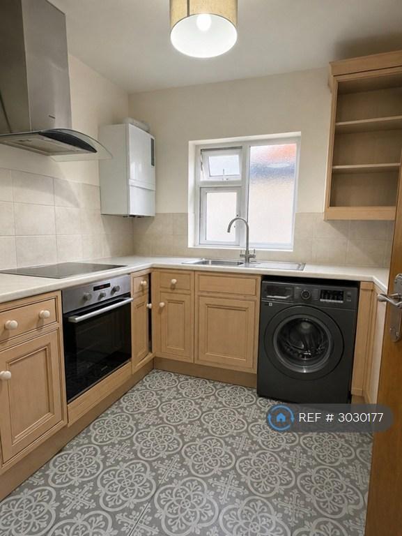 Apartment in Surbiton - View 3