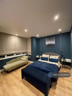 1 bedroom in a house share to rent, District Road, London, HA0