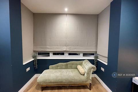 1 bedroom in a house share to rent, District Road, London, HA0