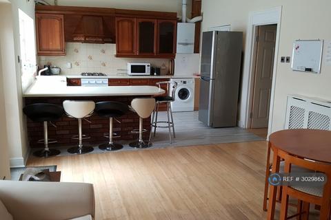1 bedroom in a house share to rent, Heston Road, Hounslow, TW5