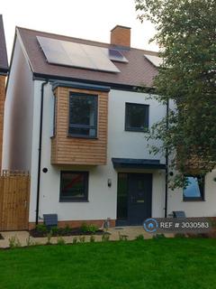 2 bedroom semi-detached house to rent, Deblin Drive, Uxbridge, UB10