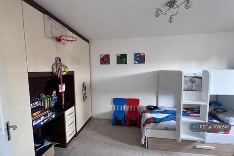 2 bedroom semi-detached house to rent, Deblin Drive, Uxbridge, UB10
