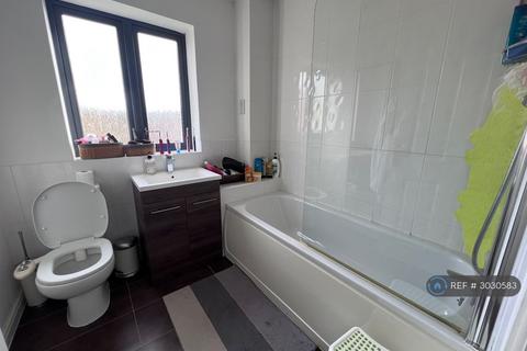 2 bedroom semi-detached house to rent, Deblin Drive, Uxbridge, UB10