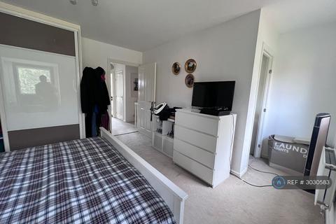 2 bedroom semi-detached house to rent, Deblin Drive, Uxbridge, UB10