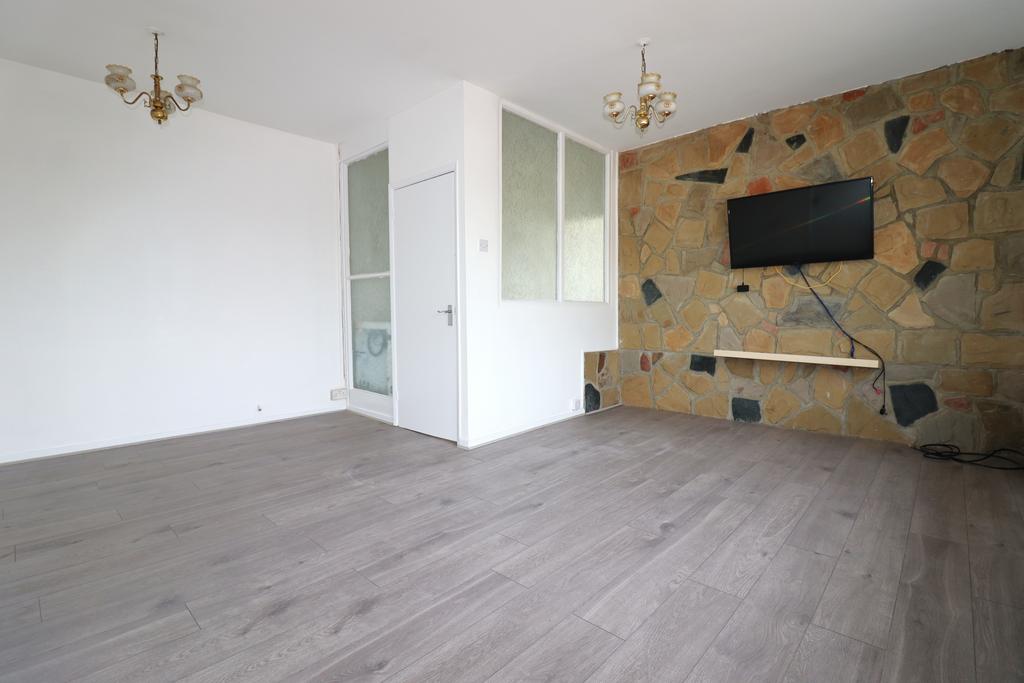 Apartment in Dagenham - View 3