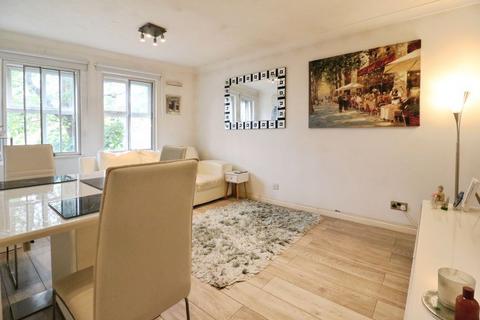 2 bedroom flat for sale, Hurworth Avenue, Langley