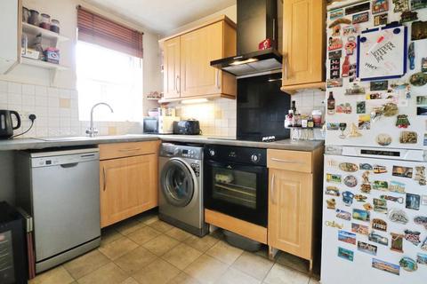 2 bedroom flat for sale, Hurworth Avenue, Langley