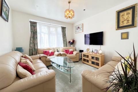 4 bedroom semi-detached bungalow for sale, Hitchin Road, Luton, Bedfordshire, LU2 7UF