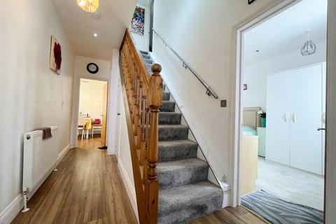 4 bedroom semi-detached bungalow for sale, Hitchin Road, Luton, Bedfordshire, LU2 7UF