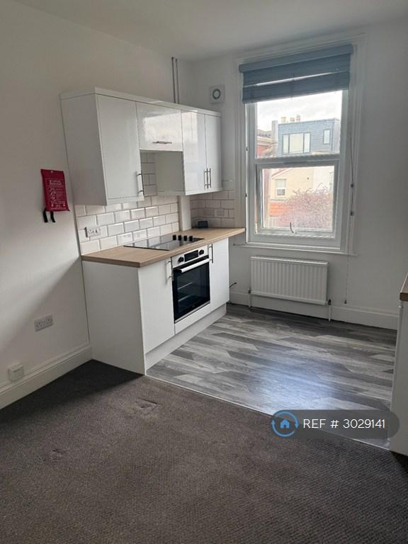 Apartment in Bristol, Spike Island - View 2