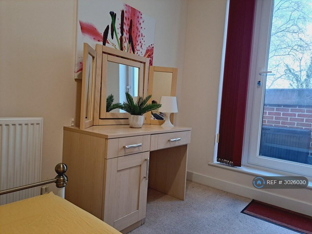 Apartment in South Croydon - View 4