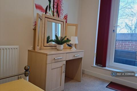 1 bedroom in a flat share to rent, Kendrahall Road, South Croydon, CR2