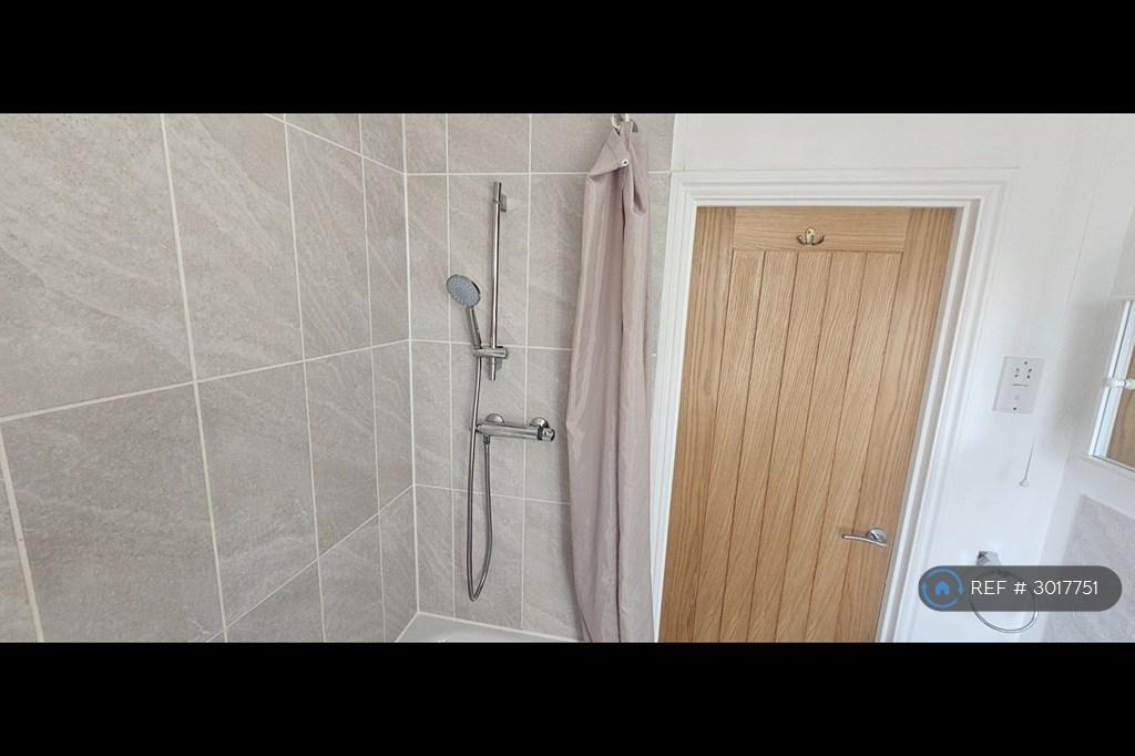 Apartment in Epsom and Ewell, Cuddington, Stoneleigh - View 3